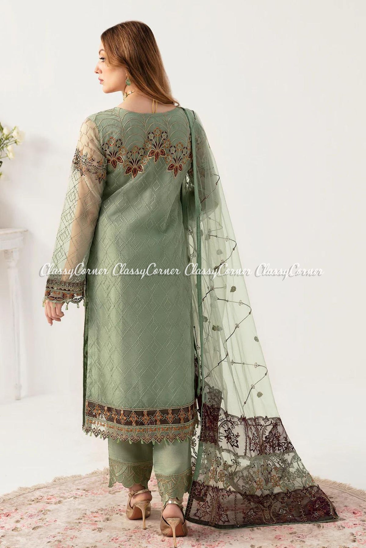 traditional pakistani wedding clothing