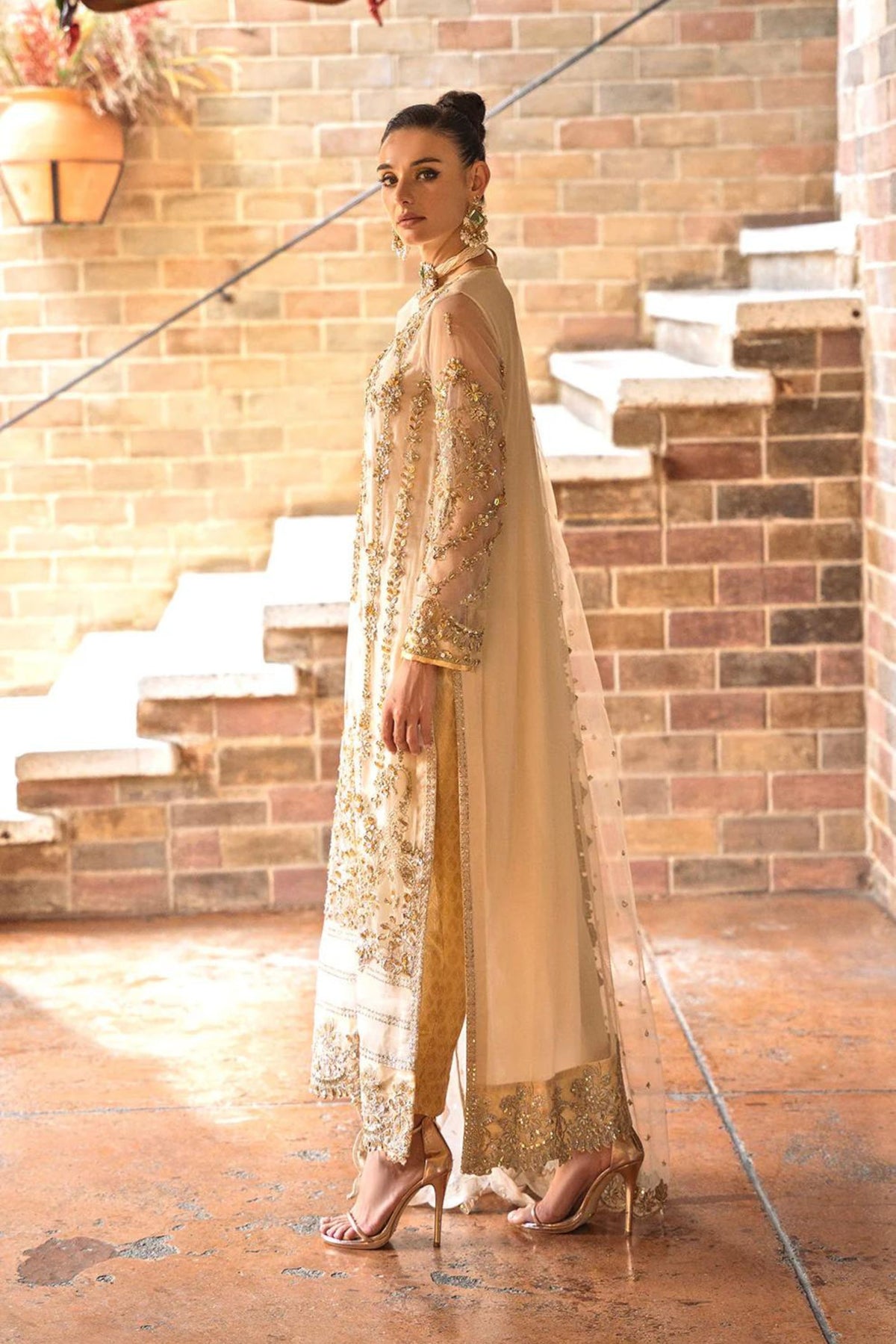 Traditional Pakistani Wedding Clothing 