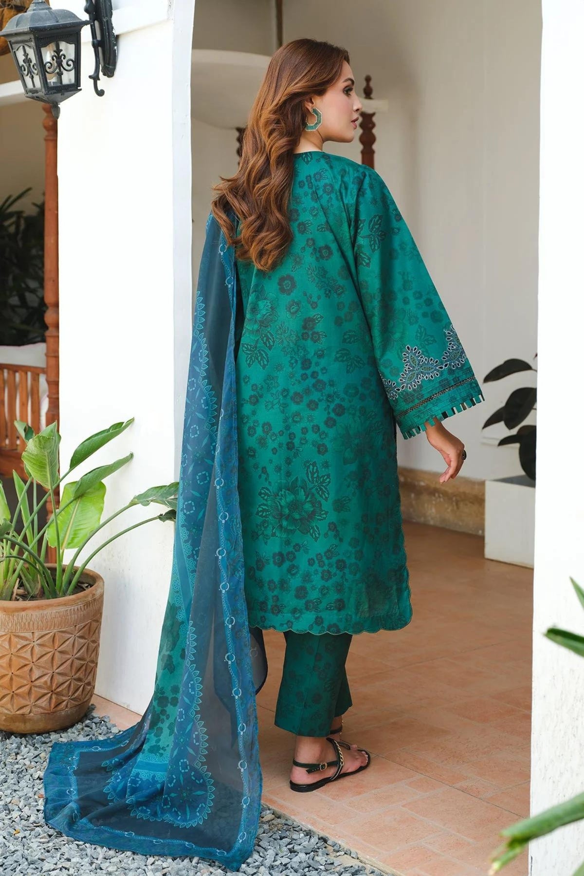 best pakistani lawn outfits