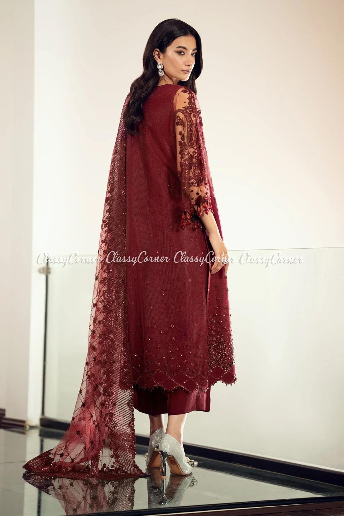 traditional pakistani wedding outfits