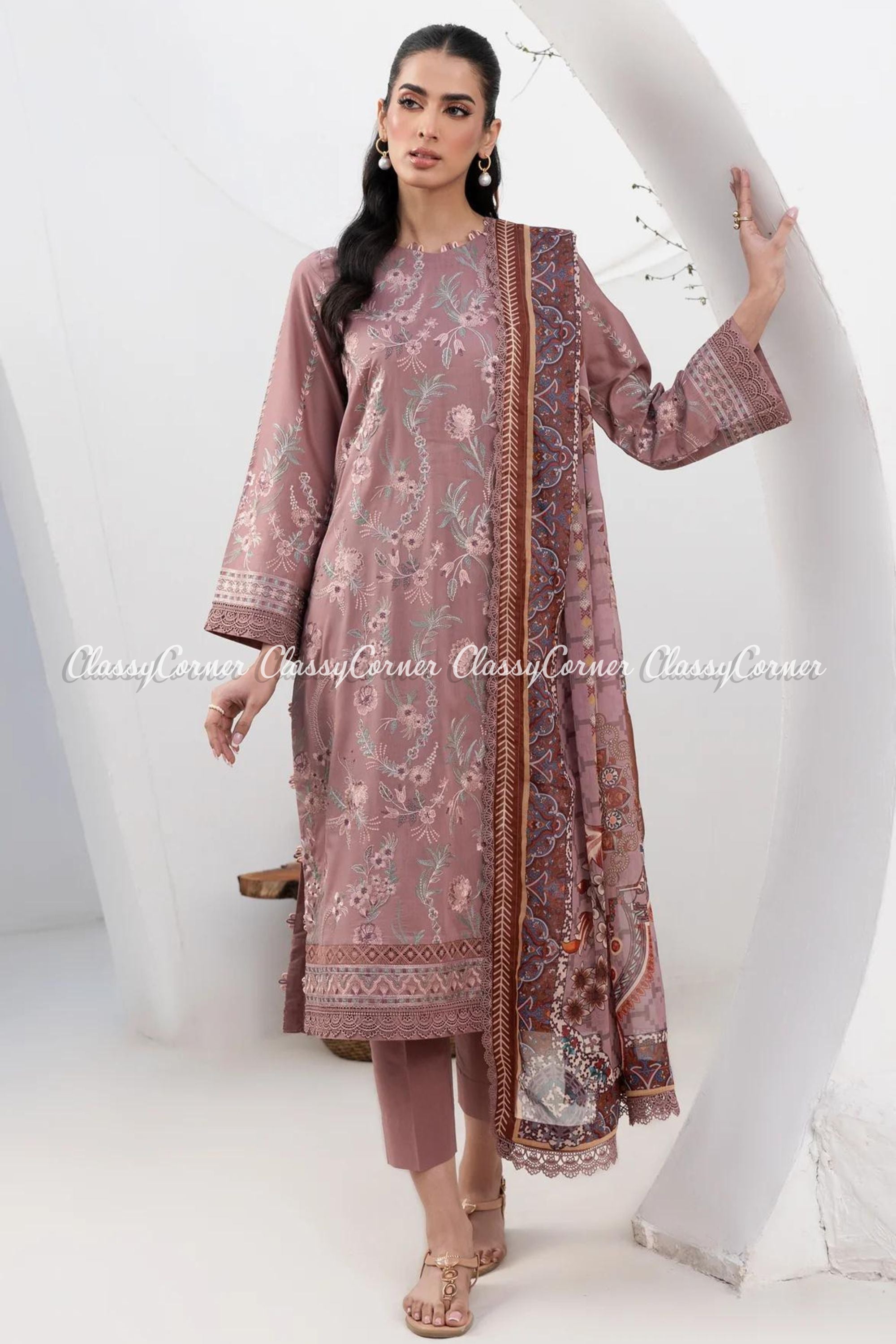 Pakistani Latest lawn Outfits 2024