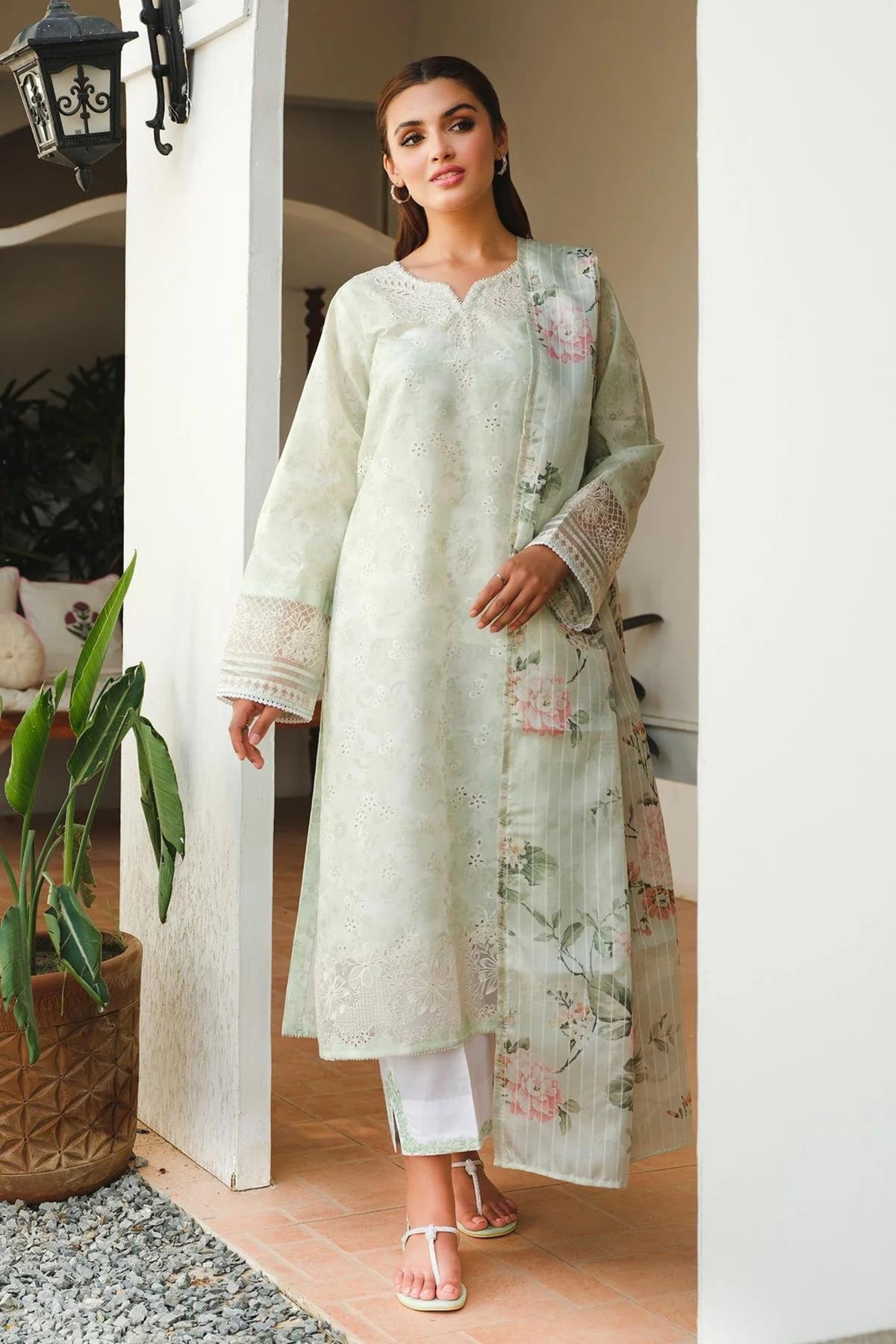 latest pakistani formal outfits 2024