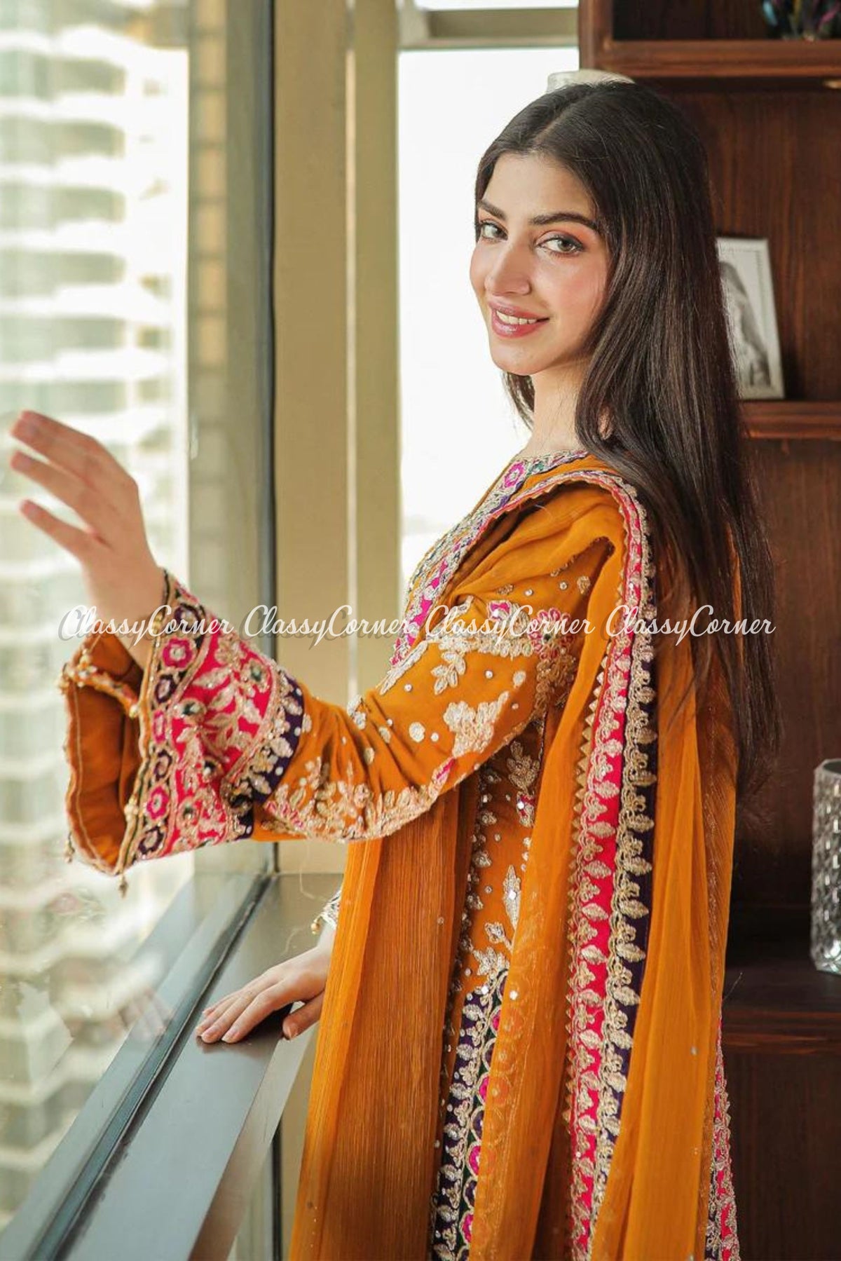 latest wedding outfits for mehndi night