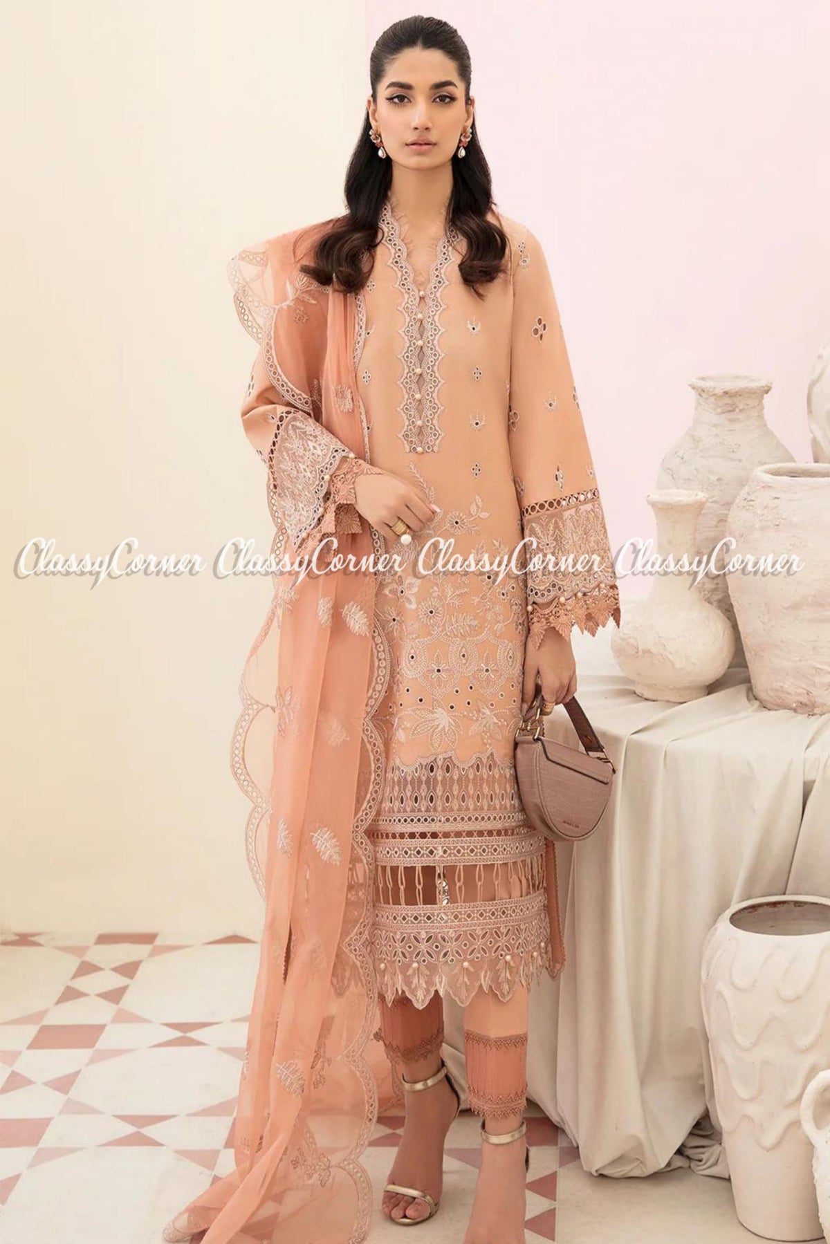 Traditional Pakistani wedding outfits 