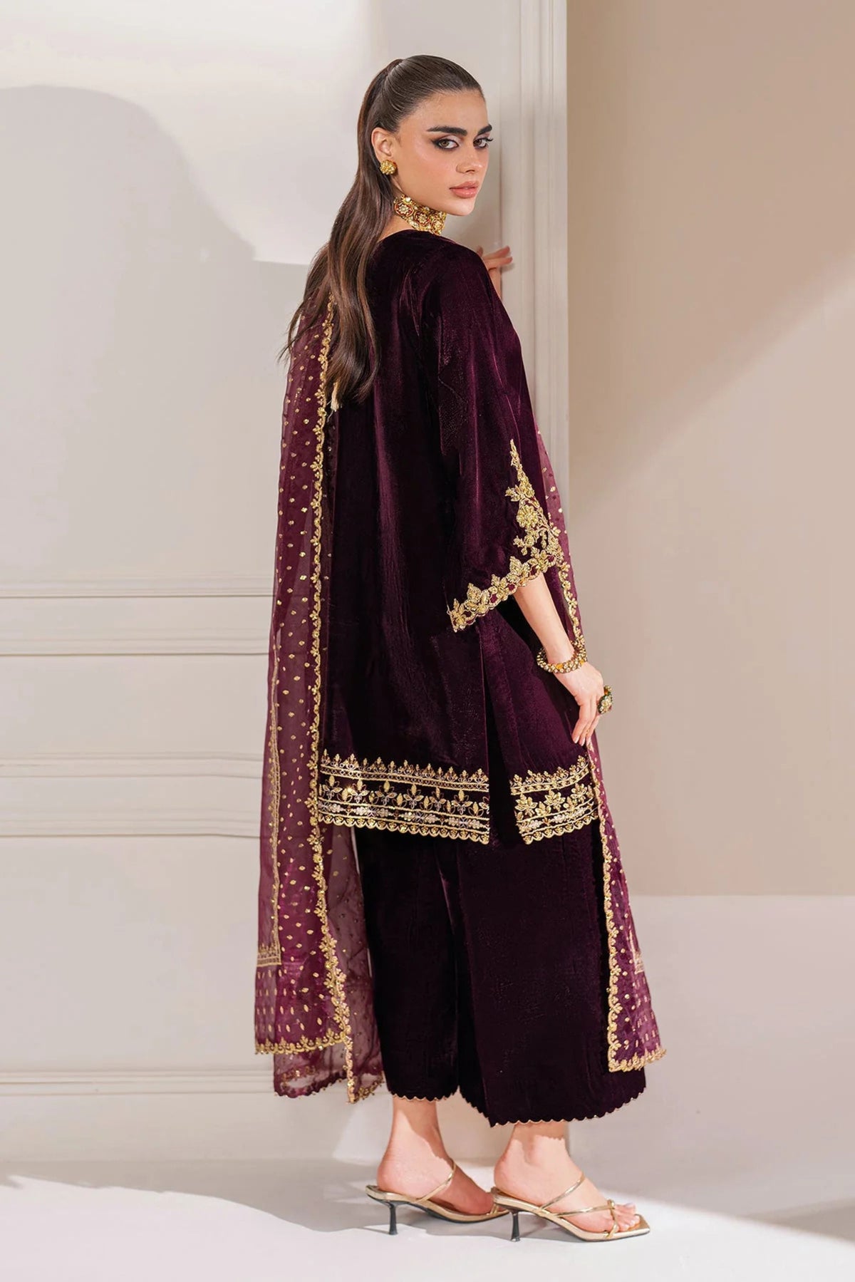 Pakistani Velvet Outfits Online