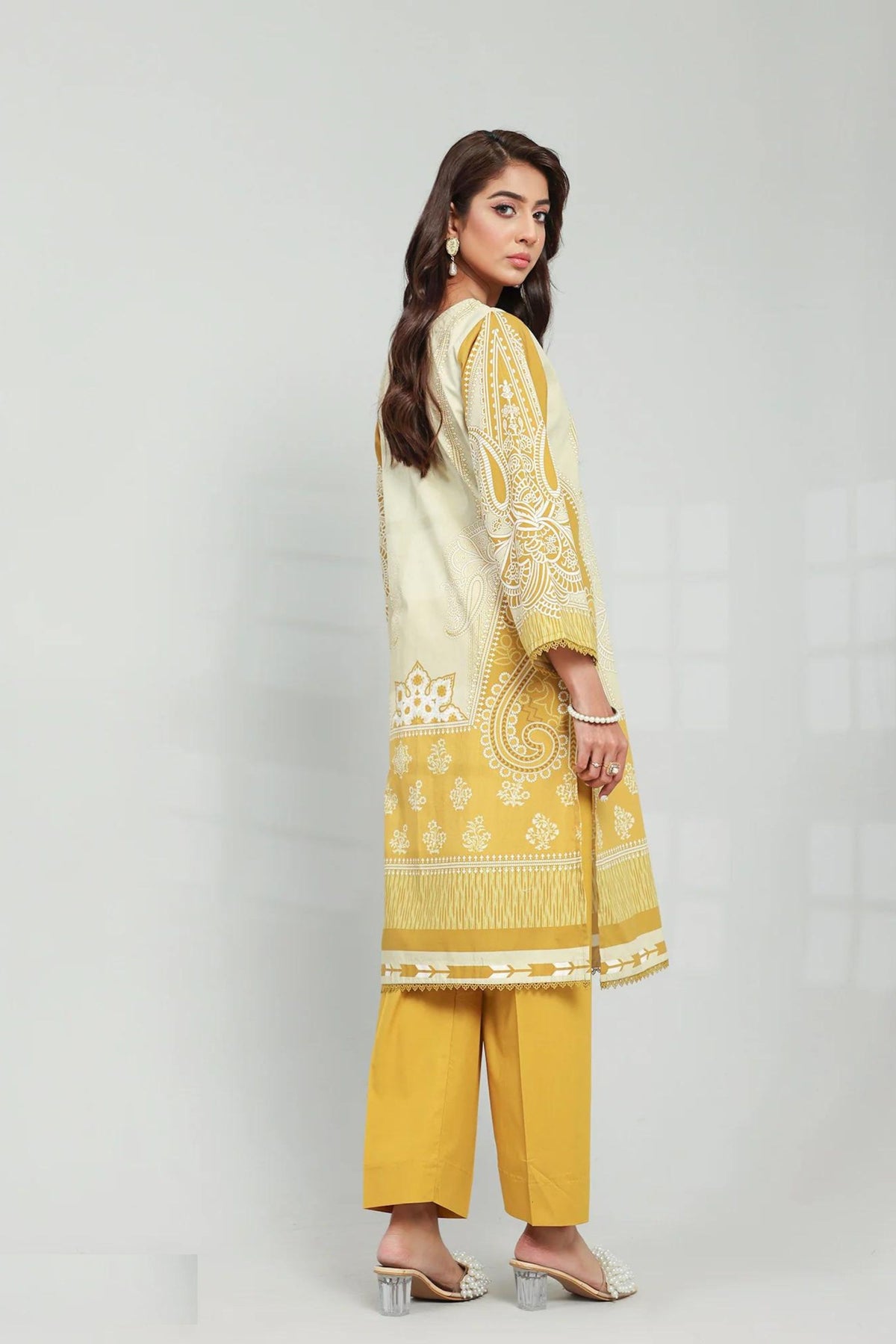 Pakistani Latest lawn Outfits 2024